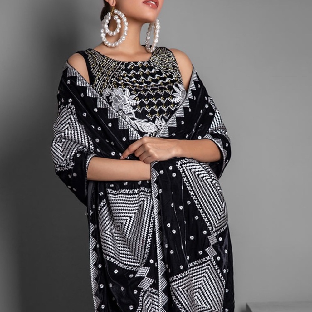 Khaadi Black and White velvet shawl wrap